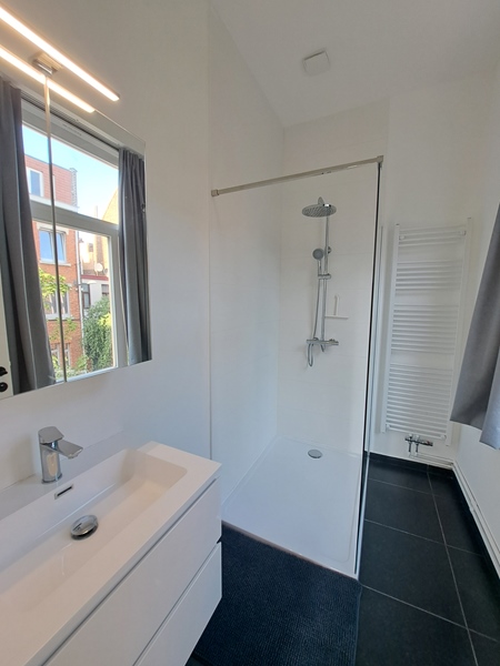 ROOM AVAILABLE with private bathroom! - 4