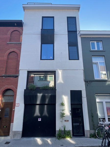 Spacious student room with sunny terrace in renovated house - 2