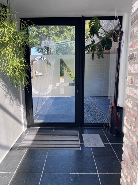 Private room in a luxury villa with a large garden. - 3