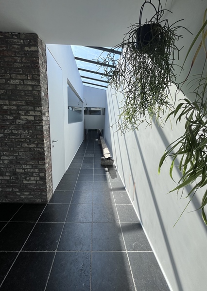 Private room in a luxury villa with a large garden. - 4