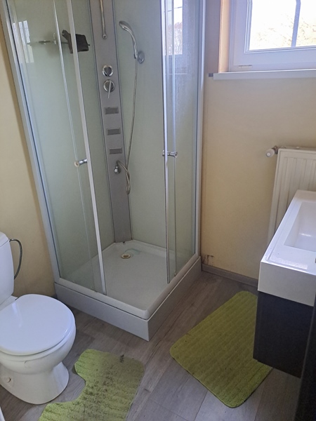 1 large bedroom and 1 smaller one - 3