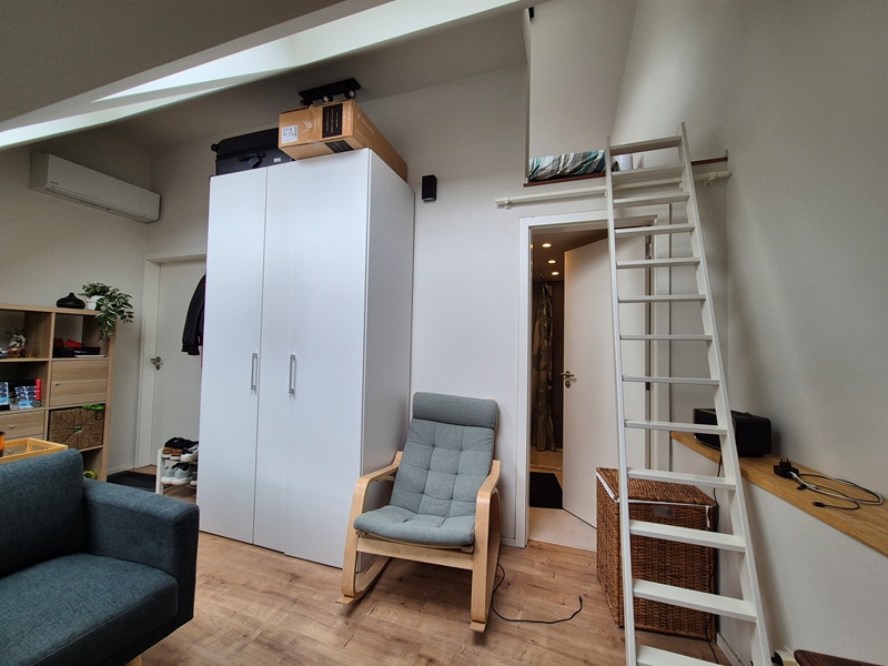 Spacious room with sleeping and sitting area in a centrally located luxurious mansion - 5