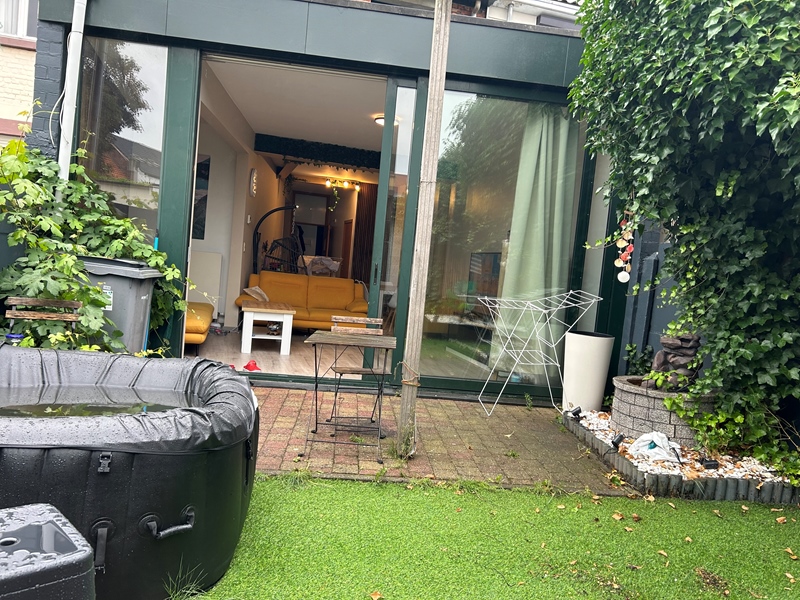 Couhousing divided into 3 private rooms - 3