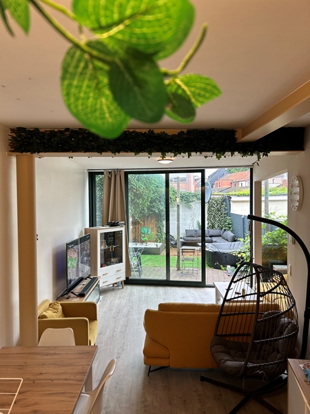 Couhousing divided into 3 private rooms - 2