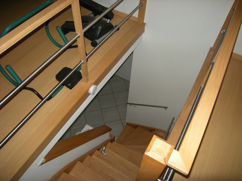 entire top floor of a detached house 144m - 2